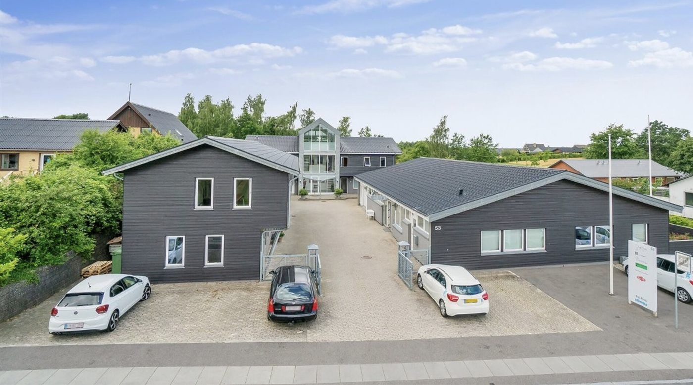 Klinikken på Himmelev Bygade 53 set fra vejen